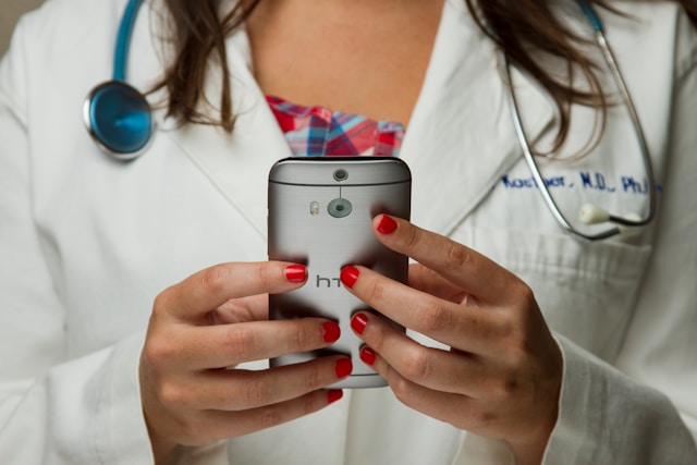 Nurse using online care planning tool